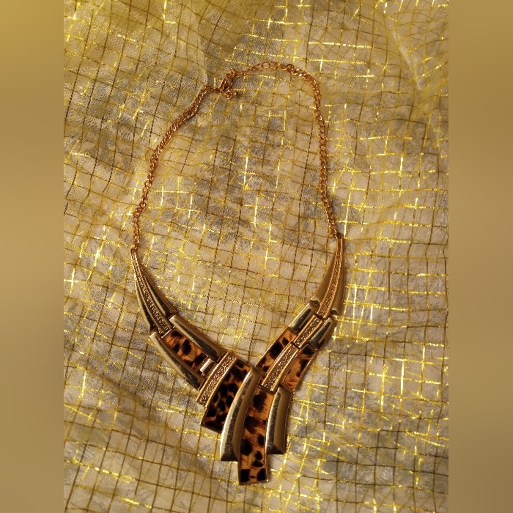 Elegant Gold and Brown Necklace